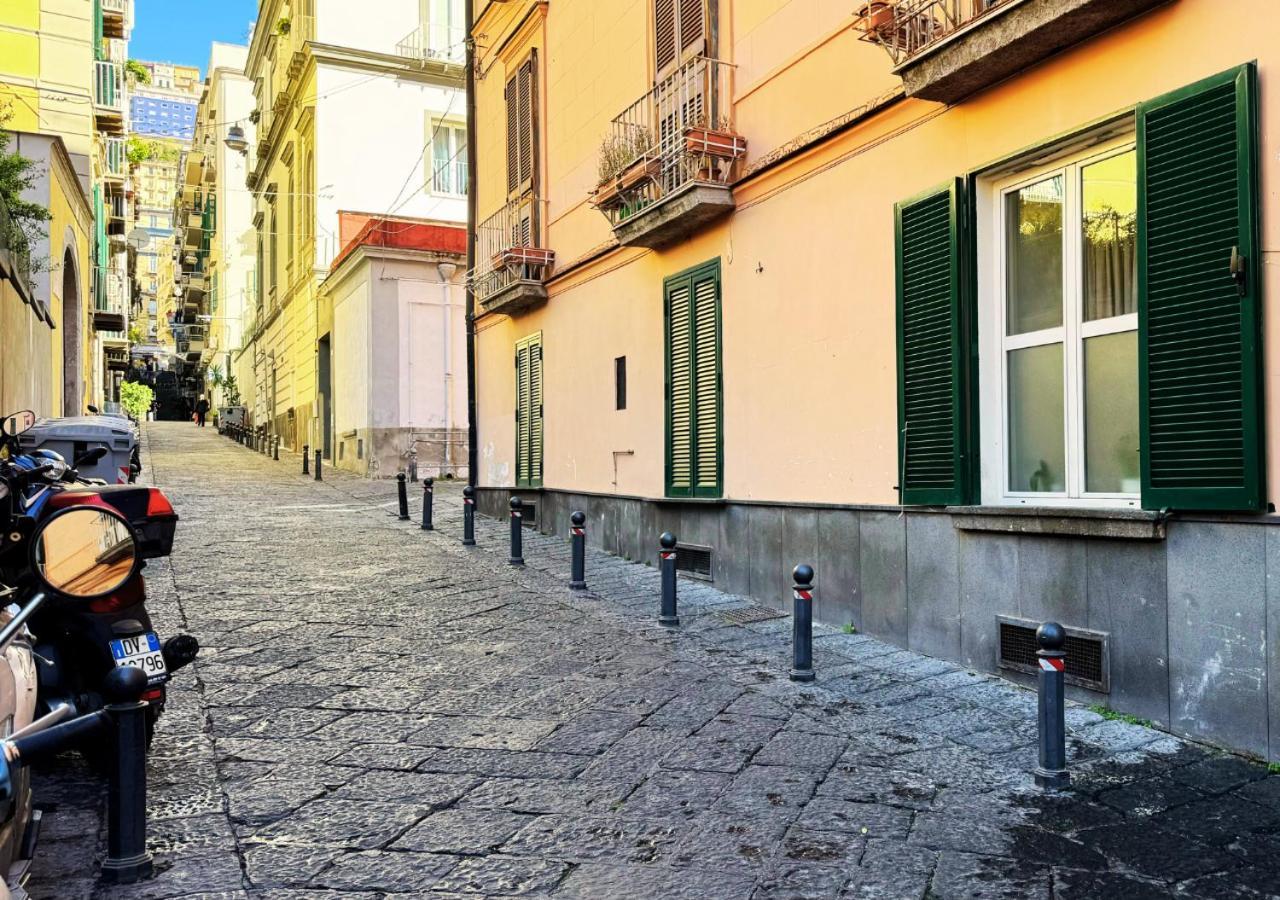 Metro Amedeo - Stanza Privata Con Vasca Idromassaggio Lägenhet Neapel Exteriör bild